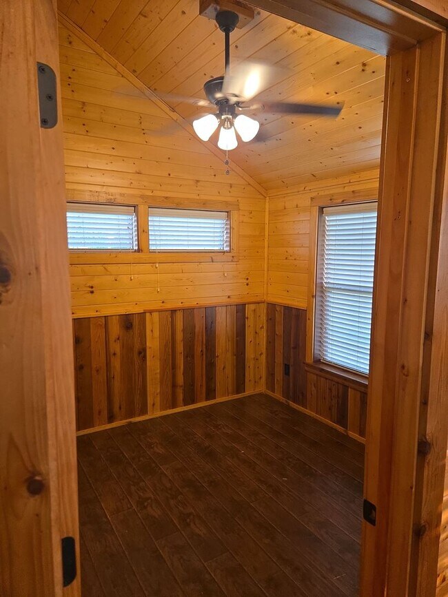 Building Photo - 1/1 LOG CABIN HORSE PROPERTY with Yard and Shed Row