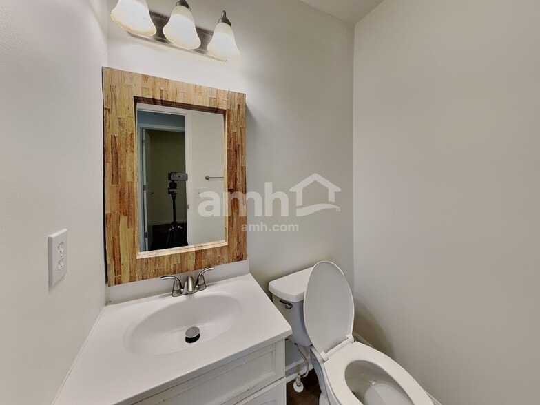 Building Photo - 1176 Tannic St