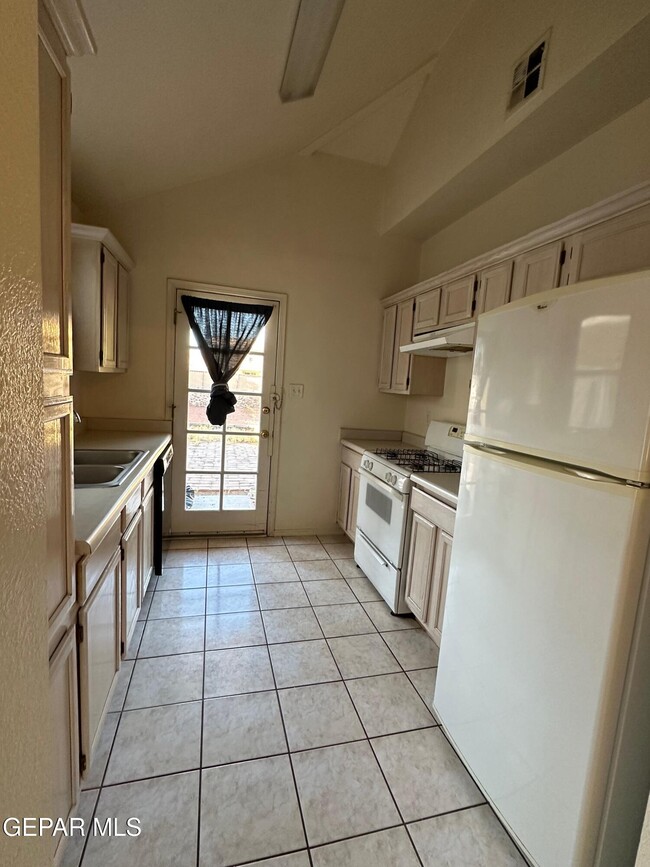 Building Photo - 380 Jardin Bello Ave