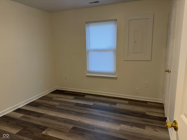 Building Photo - 4930 Elliott Ave