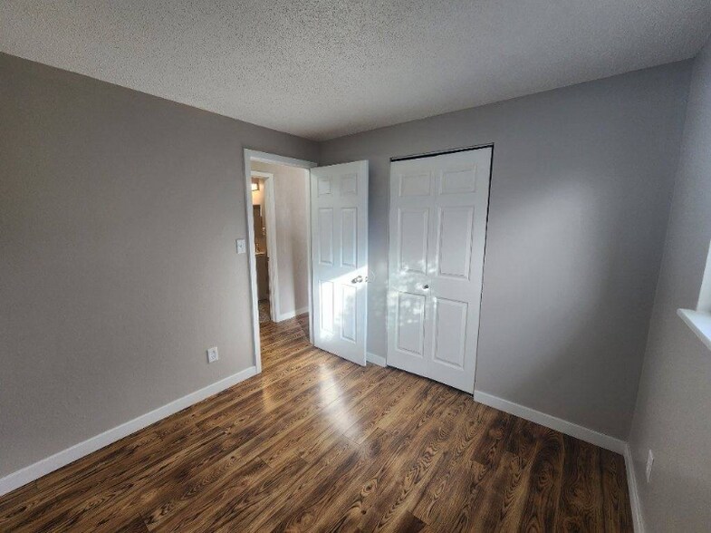 Building Photo - 2050 Del Mar Dr