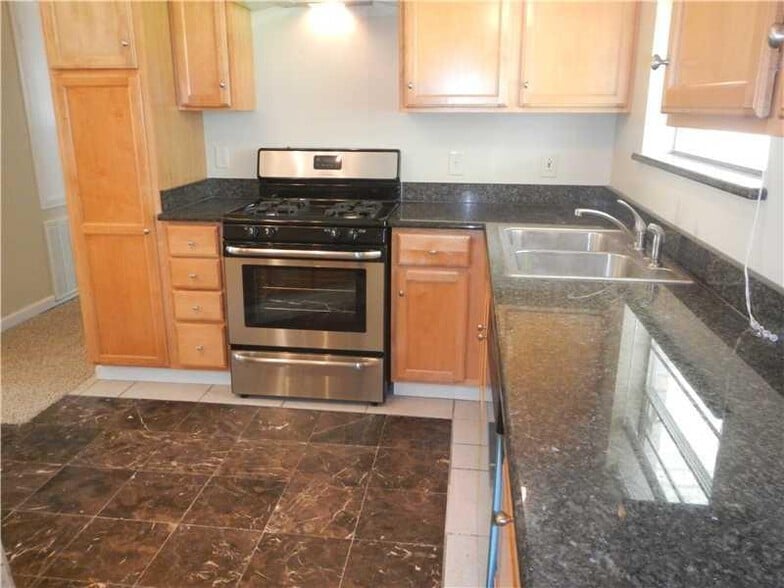 kitchen - 5071 Lyons Ct