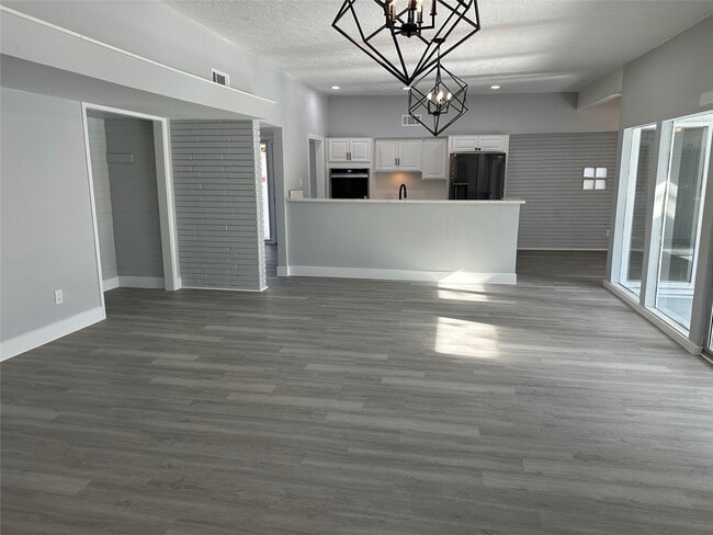 Building Photo - 5005 Tamarach Dr