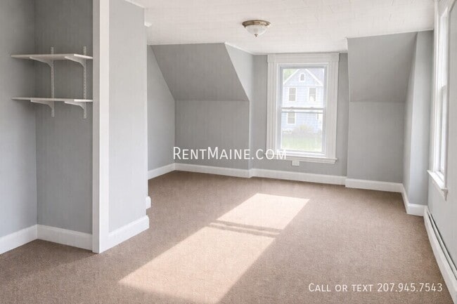 Building Photo - 496 Main St