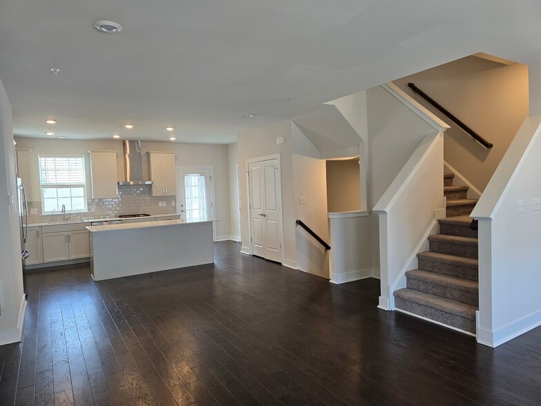 Building Photo - 226 Red Leaf Ln