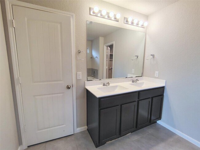 Building Photo - 18315 Pin Oak Lake Dr