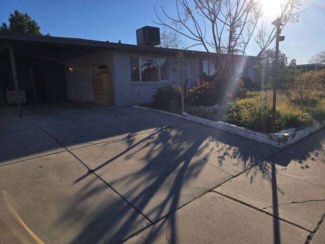 Building Photo - Rooms for Rent – Furnished, Lockable, & Private Backyard! 6 Spots Open.