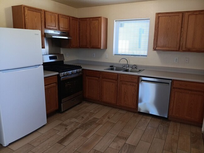 Building Photo - 3 Bedroom, 2 Bathroom Home! Schedule a Showing Soon!