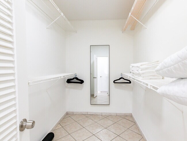 Building Photo - 3505 S Ocean Dr