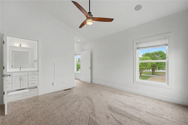 Building Photo - 644 SW B St