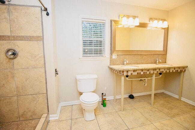 Building Photo - 3 Bedroom, 2 Bathroom in the Forest Acres Area - Available July 2026!