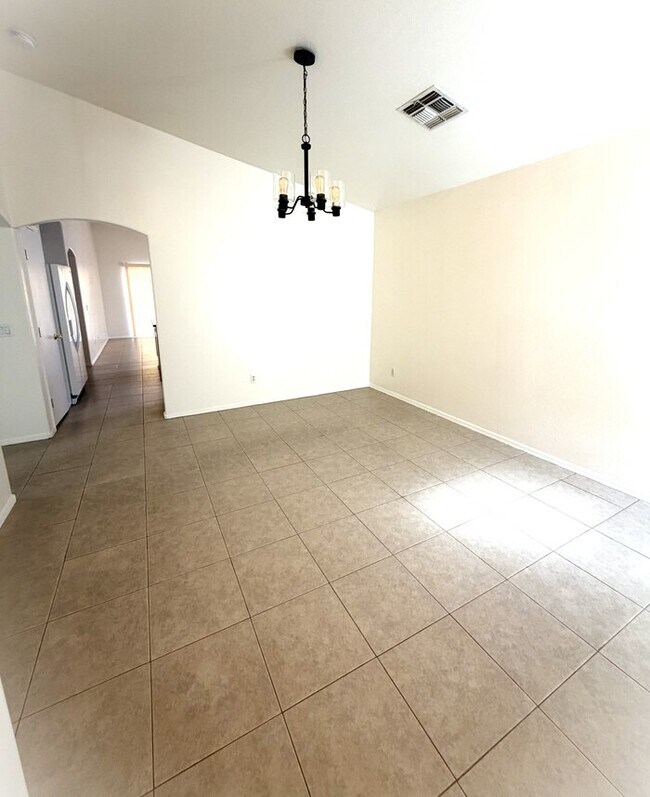 Building Photo - Cute 3-bedroom 2-bathroom home