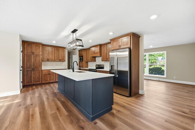 Building Photo - 1104 Falcon Dr