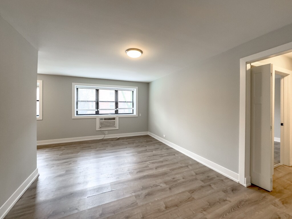 Building Photo - 535 W Surf St