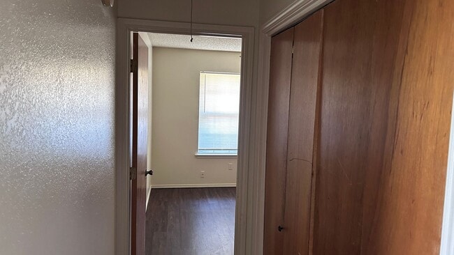 Building Photo - 2 Bedroom/2 Bathroom Duplex