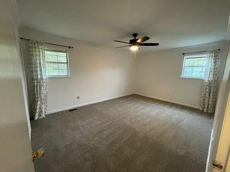 Master Bedroom (w/ bathroom en-suite) - 1936 Ashmore Ave