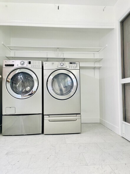 FULL SIZE WASHER AND DRYER - 4158 Tamiami Trl