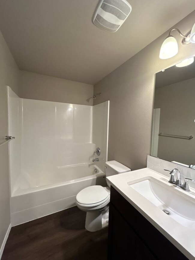 Building Photo - 2 Bedroom / 1 Bathroom Cottage is SW Redmond