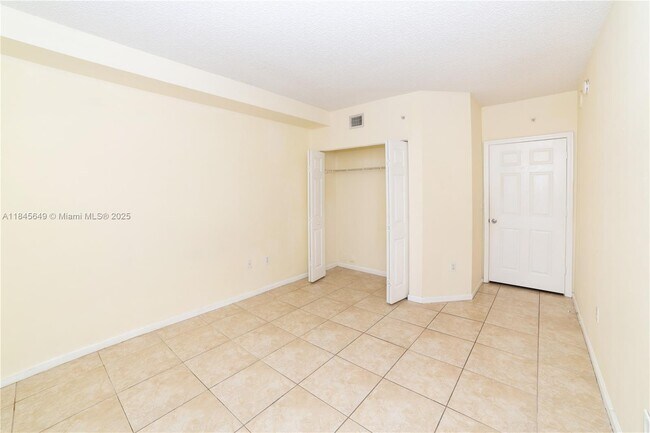 Building Photo - 17150 N Bay Rd