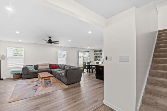 Building Photo - Beautiful 4-Bedroom Home with Fenced Backyard & Open Floor Plan!
