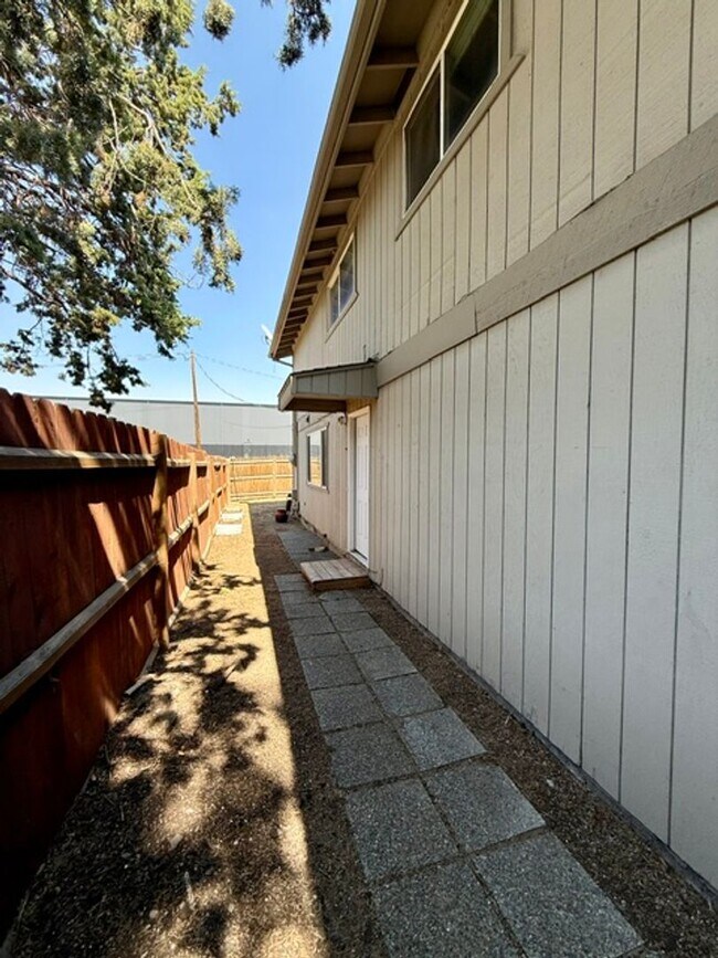 Building Photo - 694 SE Centennial St