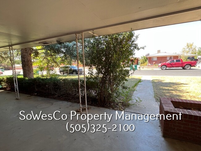 Building Photo - 3 Bedroom 2 Bath, Newer Flooring, Paint & ...