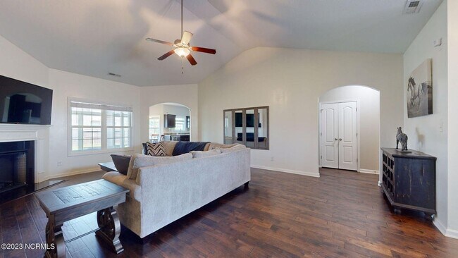 Building Photo - 402 Derrick Dr