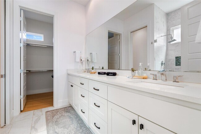 Building Photo - 1126 Linden St