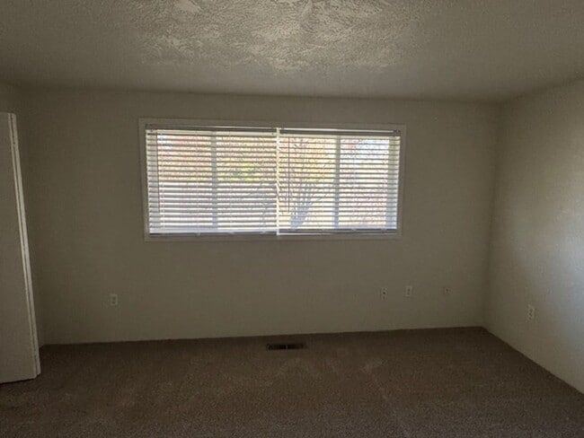 Building Photo - 3 Bedroom/ 2 Bathroom Single Level Home