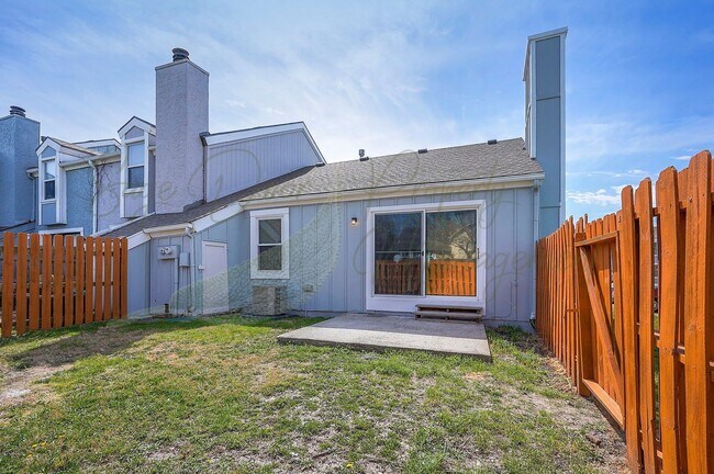 Building Photo - CHARMING TOWNHOME IN LEES SUMMIT!!