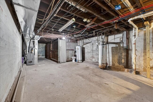 Building Photo - Meryl Wears Prada