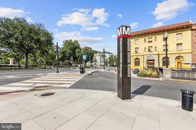 Building Photo - Spacious Renovated Dupont Circle Condo Walking Distance to Metro!