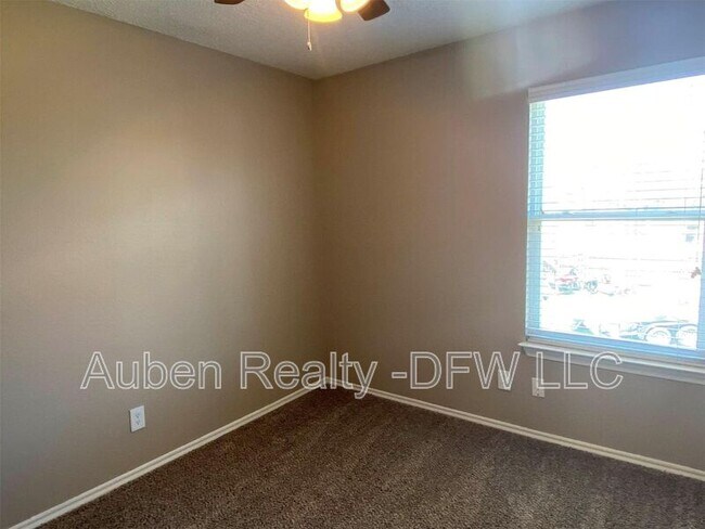 Building Photo - 319 SE 3rd St