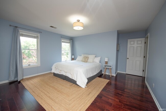 Building Photo - 3801 W Capilano Dr