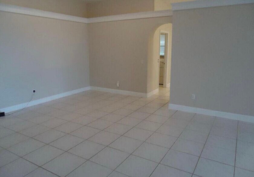 Building Photo - 895 SW Lake Charles Cir