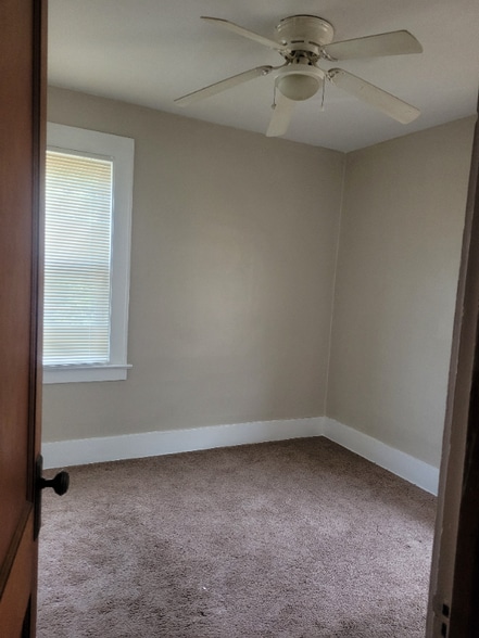 Building Photo - 305 Cascade St