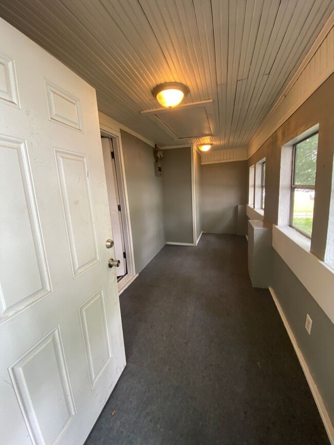 Building Photo - Updated 3 bed/1 bath, 1200 sqft home!