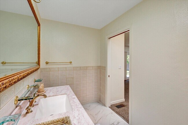 Building Photo - 5-Bedroom Home in Desirable Friendly Hills...