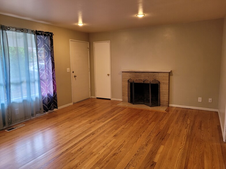 FRONT LIVING ROOM WITH HARDWOOD FLOORS, WOOD BURNING FIREPLACE, COAT CLOSET AND LARGE WINDOW - 5955 SW 179th Ave