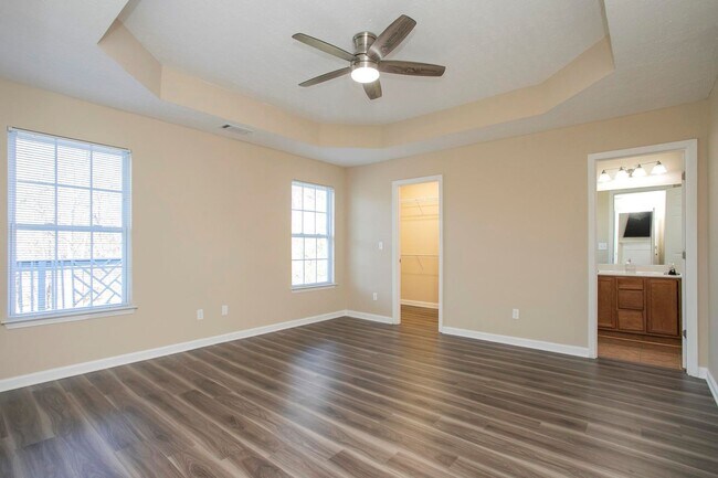 Building Photo - 3 Bed w/Bonus, Large Yard in Sought After ...