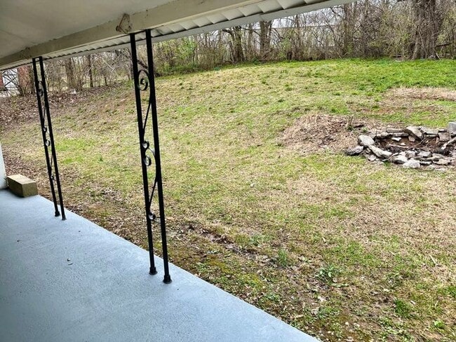 Building Photo - Beautiful 3 Bedroom Home w/yard!