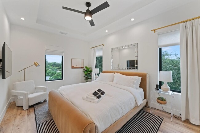 Building Photo - 214 28th St