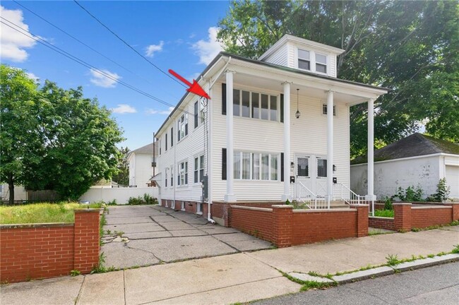 Building Photo - 100 De Pinedo St