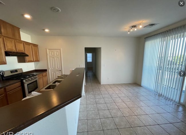Building Photo - 2 bedroom 2 bath 1 car garage in a gated n...