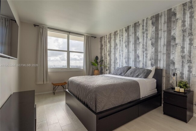 Building Photo - 300 Bayview Dr