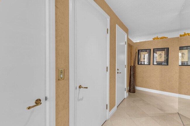 Building Photo - 216 W Kavenish Dr