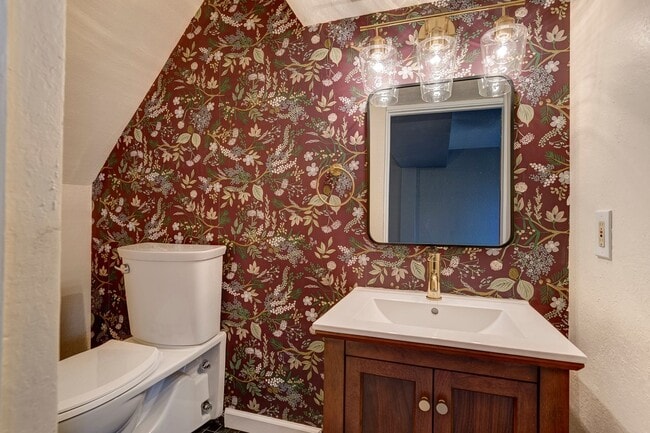 Building Photo - Charming 2-Bedroom Home with Bonus Room Ne...