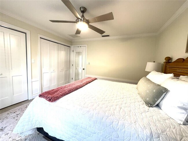 Building Photo - 1004 SE 5th Ave