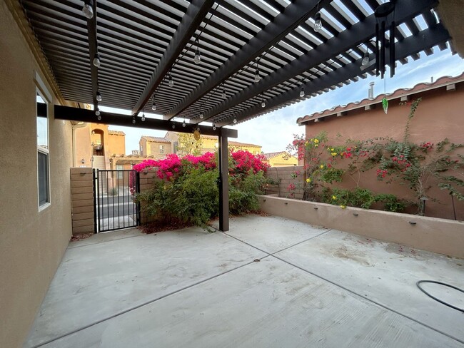 Building Photo - AVAILABLE NOW! 3 Bed 3 Bath Condo in Spani...