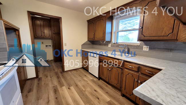 Building Photo - 3 Bed with Lake Hefner View